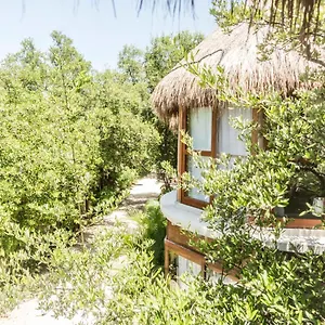 mamasan-treehouses-cabins-carretera-tulum-boca-paila-km-65.tulum-hotels.net/